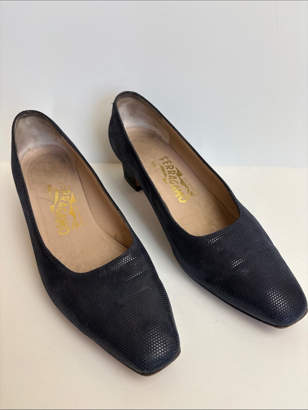 Salvatore Ferragamo navy Italian leather pump Size 7